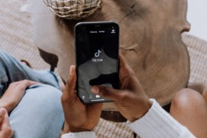 menghilangkan watermark video tiktok